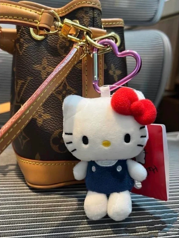 HELLO KITTY BP智秀同款 Hello Kitty Mascot Plush with Heart-Shaped Metal Charm | Kawaii Sanrio Bag Accessory - Image 3