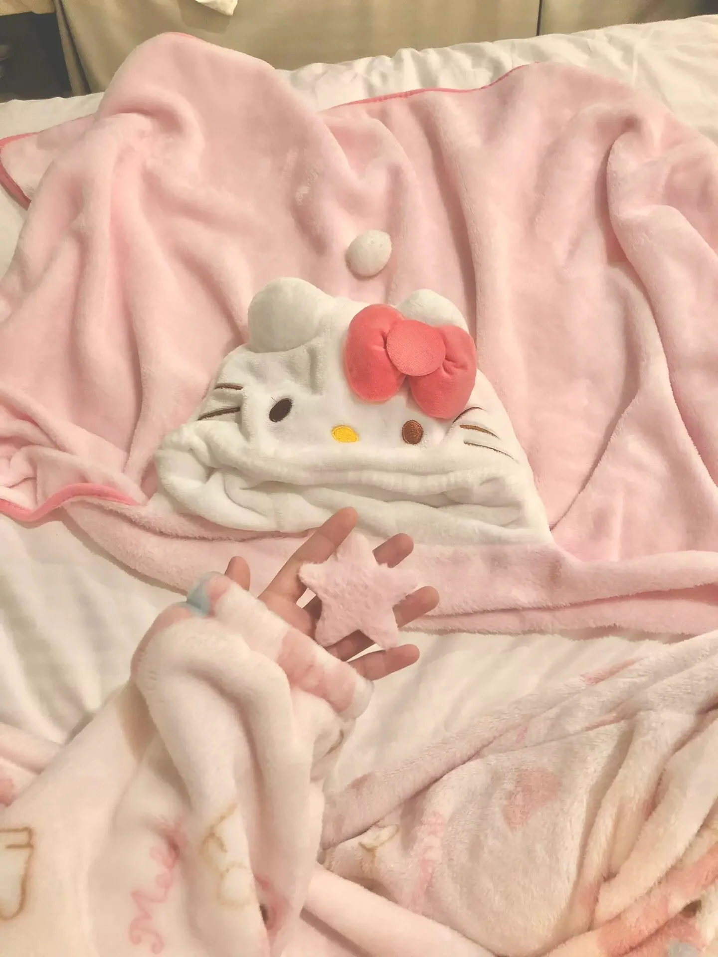 Hello Kitty Baby Pink Plush Shawl Wrap | Kawaii Sanrio-Inspired Fleece Cape - Image 4