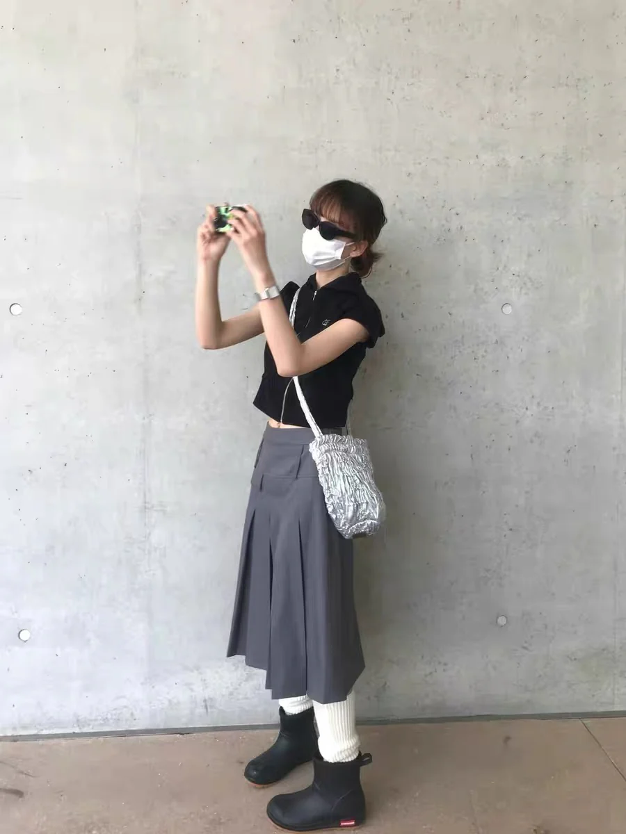 'Sliver Photosphere' - Silver Pleated Crossbody Bag - Image 4